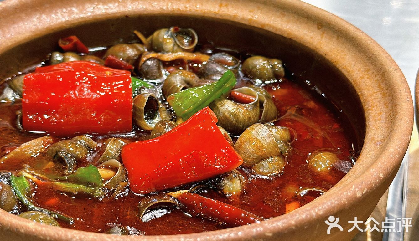 这家店露营氛围感拉满啦！露营风烧烤吧很夏天