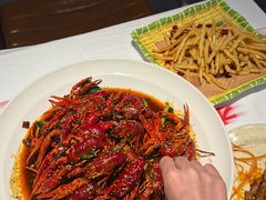 -肥肥虾庄·金牌油焖大虾(汉街SKP店)
