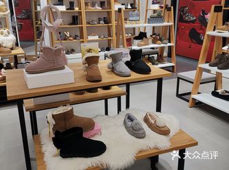 在南京西路2号新世界城一楼看到UGG在打折