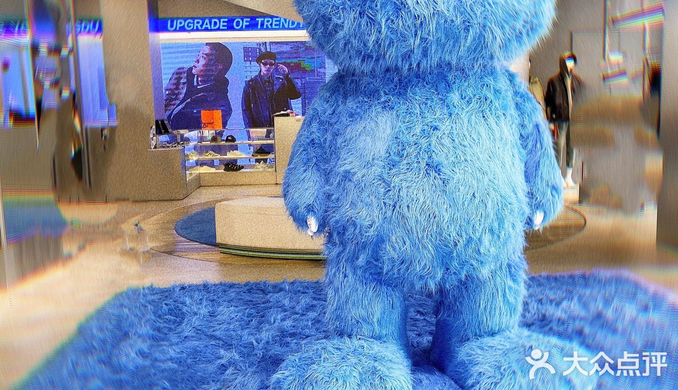 只因为在人群中看了你一眼，就被拐进了店