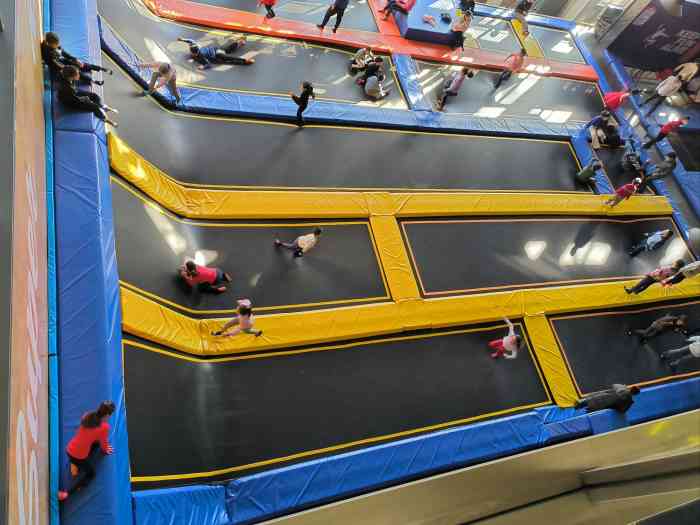 super rabbit运动汇·蹦床·轰趴·团建·派对·桌游·vr·攀岩(大学