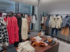 -URBAN REVIVO(高德置地广场·春广场店)