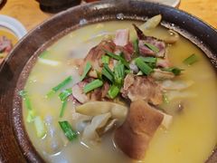 -帅巴人舅母子腊蹄民俗村