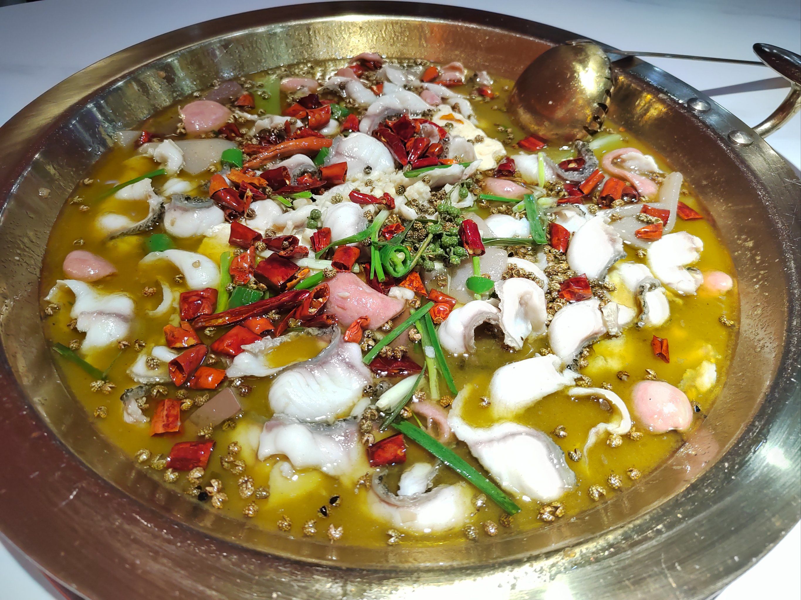 热气腾腾的鱼火锅之夜