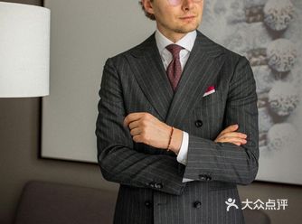 灰色条纹西装一直是西装界的经典