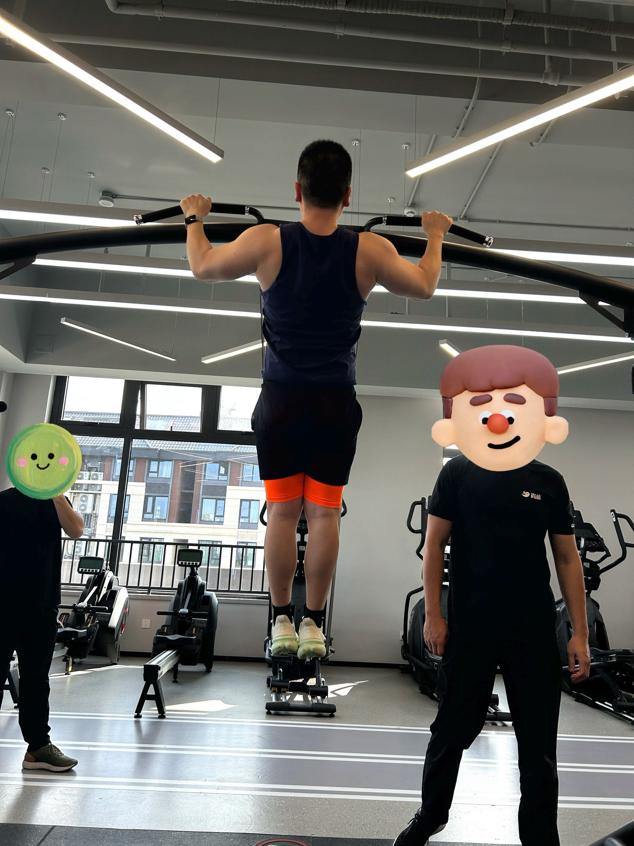 引体向上是训练上半身尤其是背部的黄金动作,但很多人,尤其是女性训练