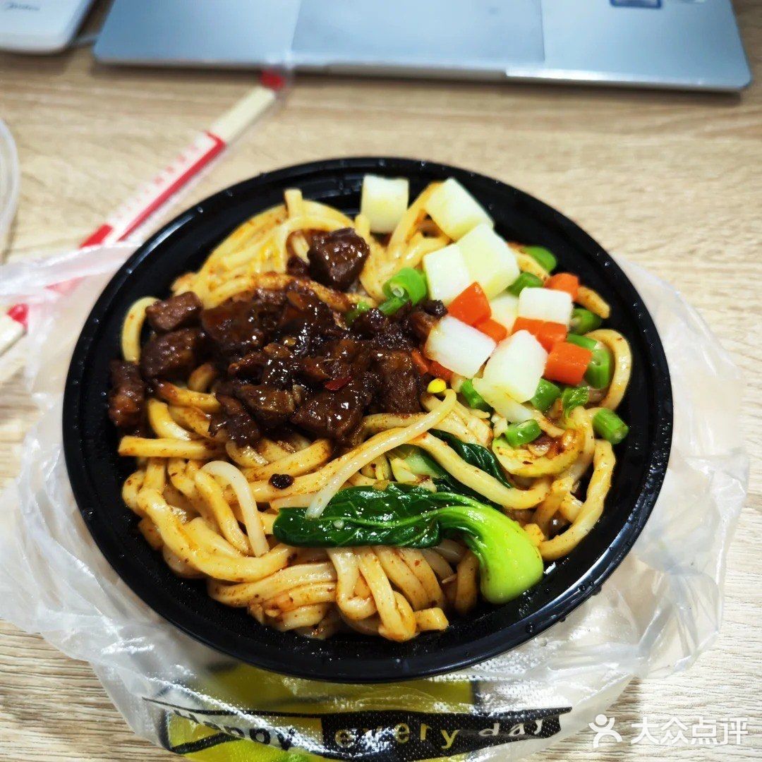 就在武汉理工大学东门！！陕西油泼面