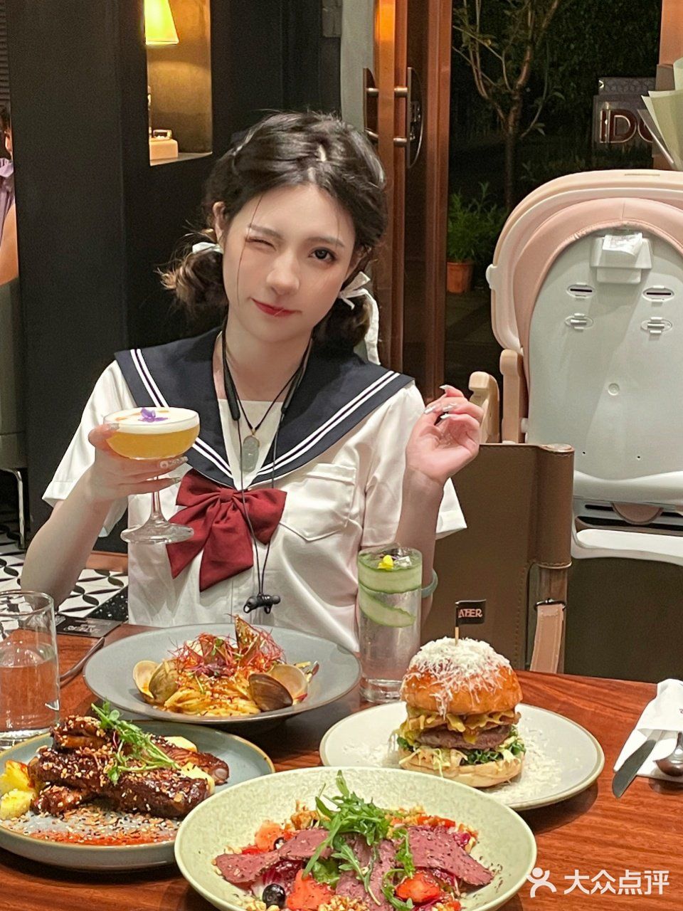 说这边9点过后会变酒市氛围感～就马不停蹄冲冲冲了！