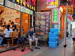 等位区-古城苗家土菜馆(河景餐厅店)