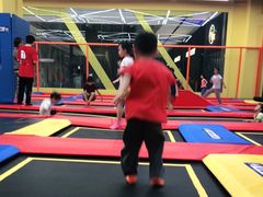 -爱蹦iBOON蹦床运动馆(江汉店)
