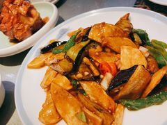 地三鲜-东北哈尔滨酱骨头馆房掌柜铁锅炖