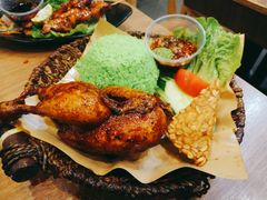 燒雞斑蘭尖塔飯-班兰叶印尼美食