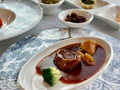 蚝皇鲜鲍鱼拼花胶筒-君来湖滨饭店·渔餐厅