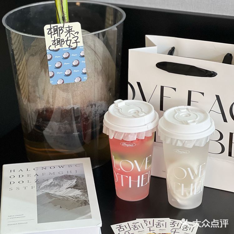 夏天当然要喝一杯BONJOUR的椰子水呀🥥