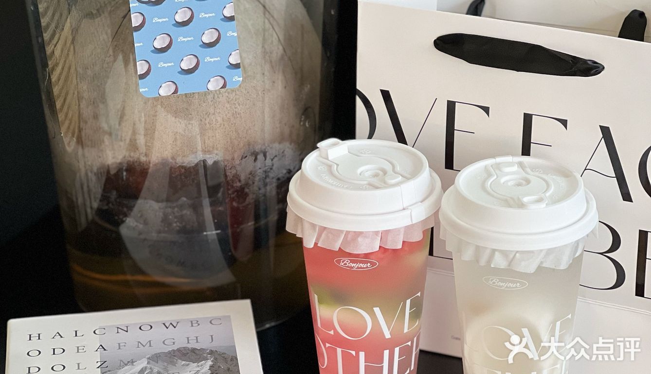 夏天当然要喝一杯BONJOUR的椰子水呀🥥