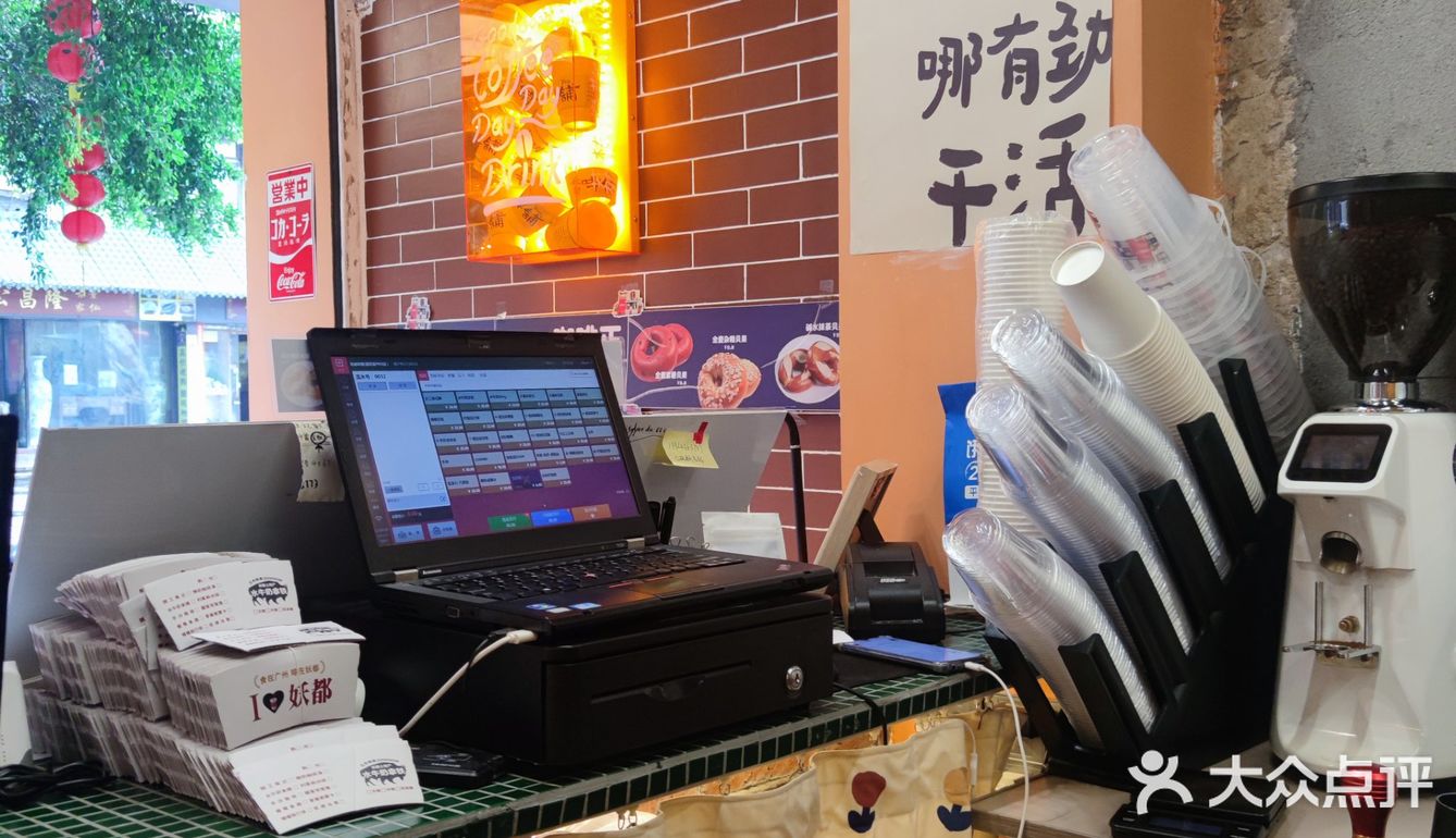 在景区与民居中间生活