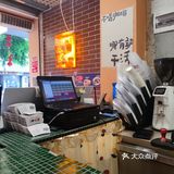 在景区与民居中间生活