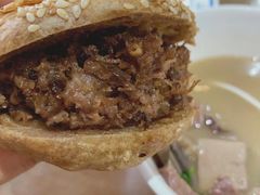 烧饼夹烧牛羊肉-老爆肚满五香烧牛羊肉