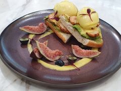 鲜虾牛油果班尼迪克蛋-théATRE茶聚场·餐厅(环球金融中心店)