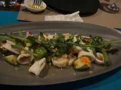 温海鲜色拉配牛油果-Carbon莫卡哆·意大利复古集市餐厅(杭州大厦店)