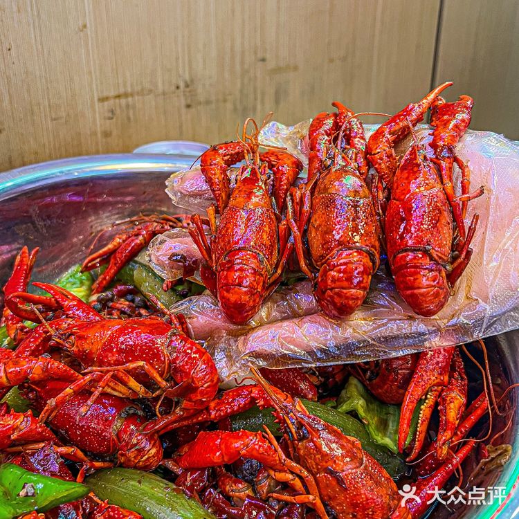 这家店的小龙虾真的… 太大了 到了夏天 龙虾都长成熟了