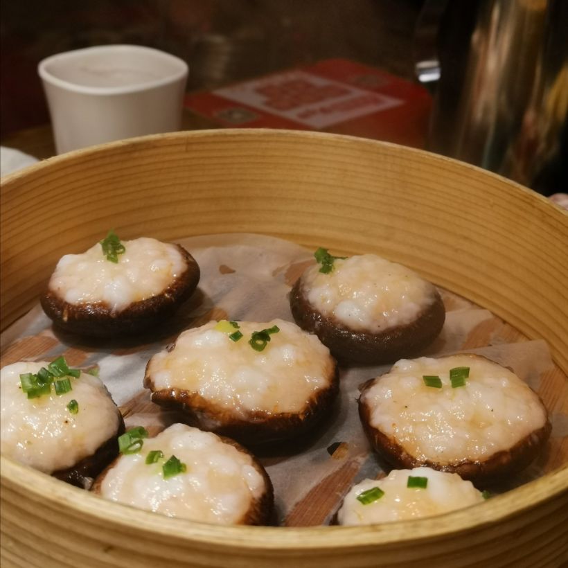 香菇虾滑:带着蒸笼现场蒸,味道不错,香滑有弹性,料汁加的浮油偏多