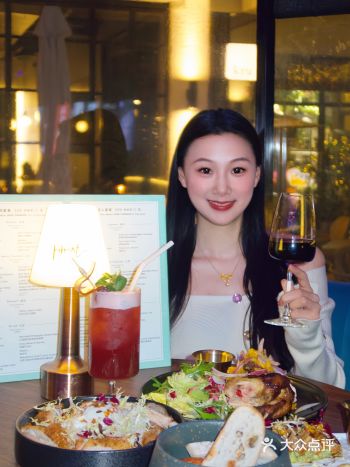 衡山路上brunch生长出了张扬热闹的