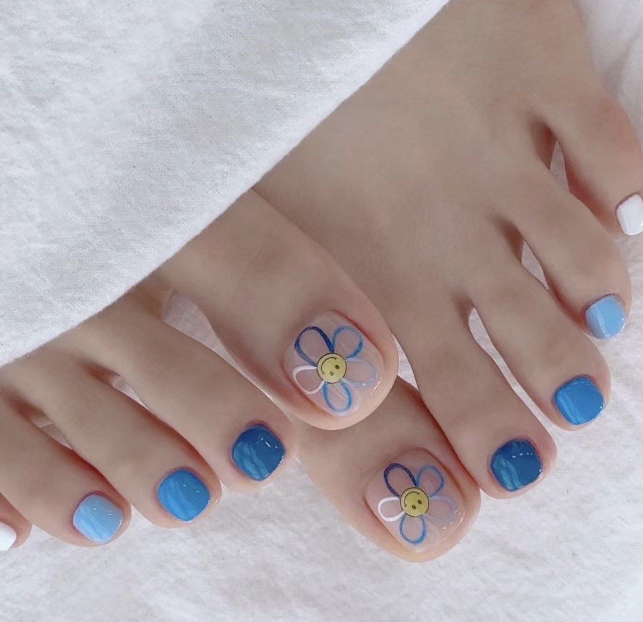 干净白白脚美甲