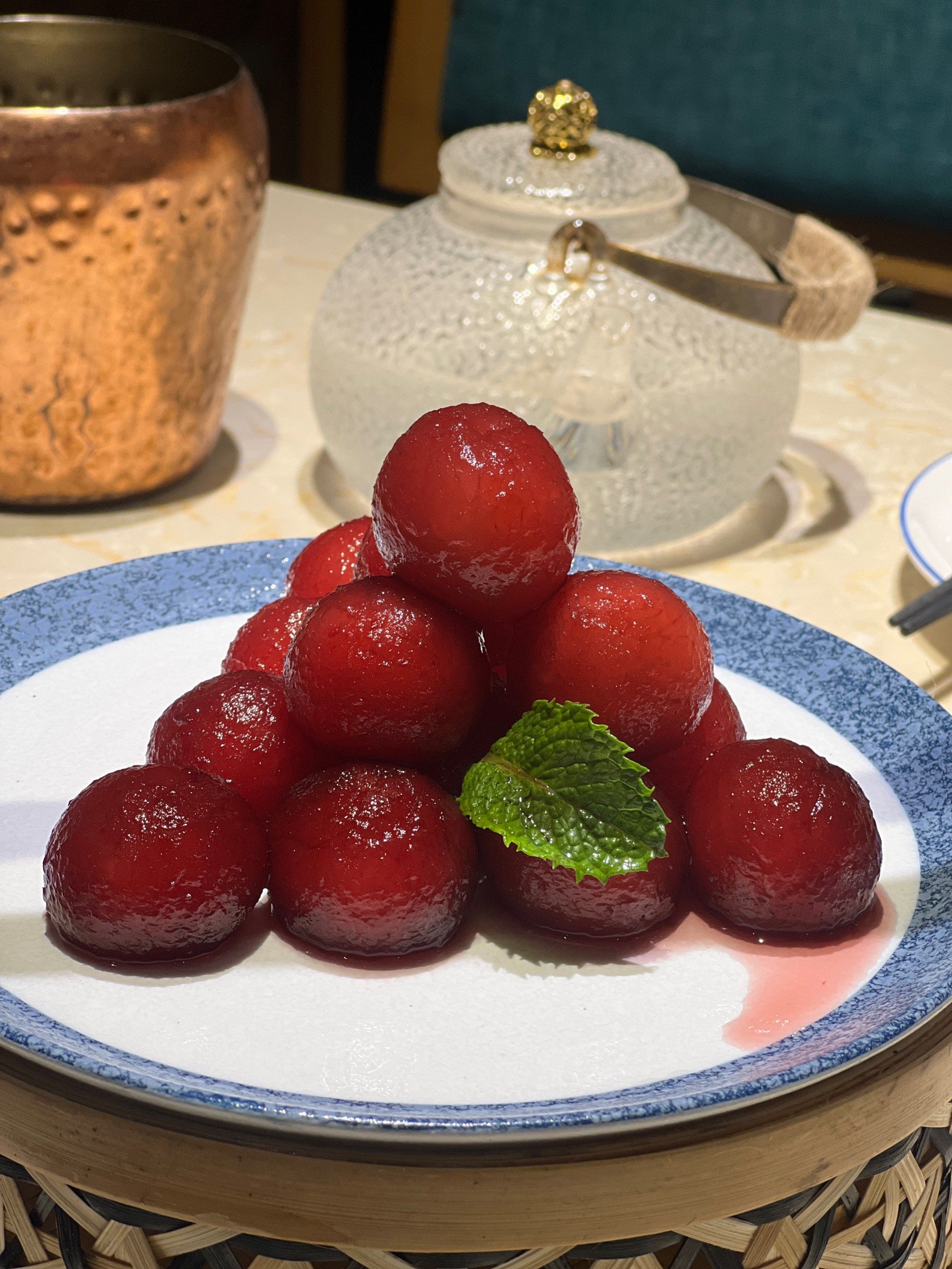 是个凉菜,而且摆盘也很精致,但一人吃一个确实也差不多了.