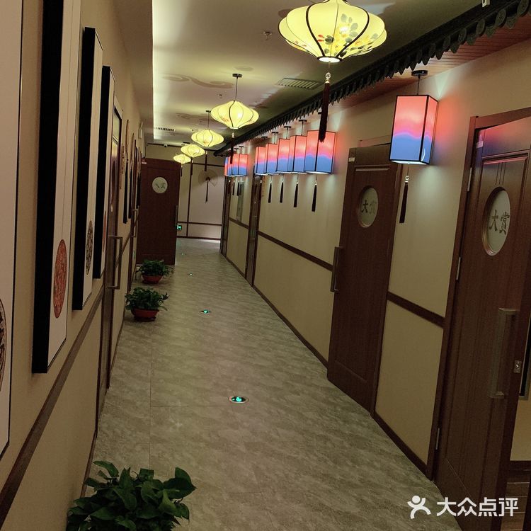 测了体温和登记就来到二楼。然后会有小姐姐热情招待你