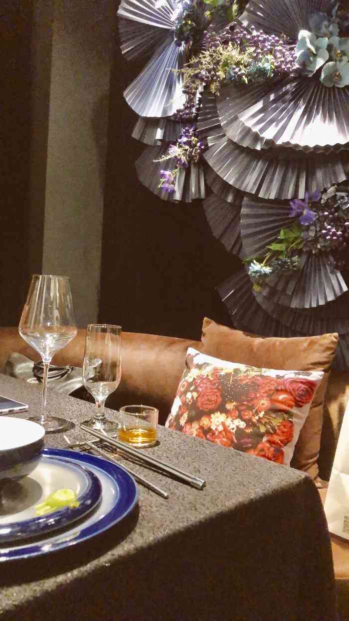 花禾牛(虹桥路店)-"朋友家附近很火的餐厅94包房都预定不到了.