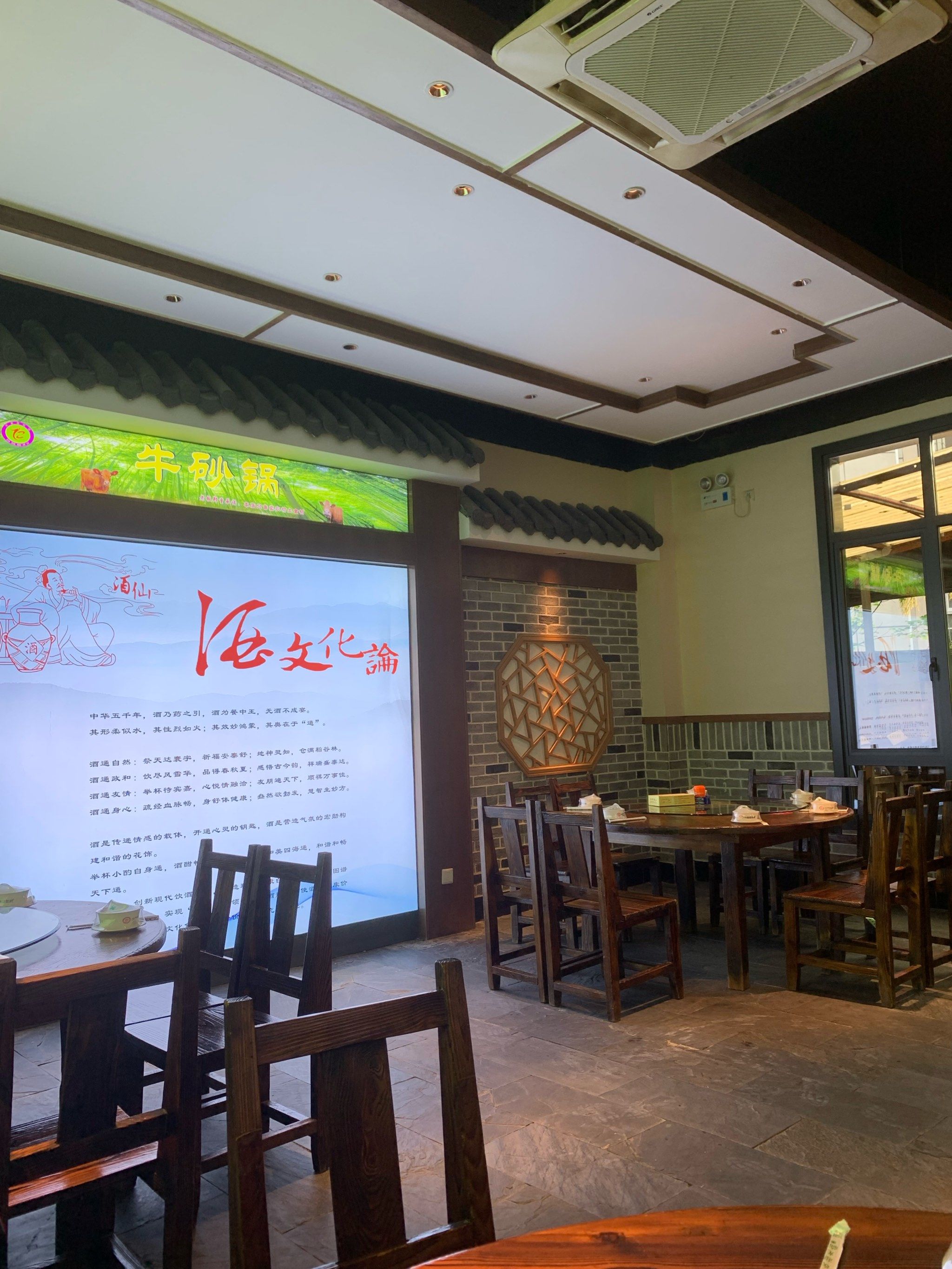 硕大的鱼头躺在盘中,色泽红亮,散发着浓郁的香气,瞬间勾起人的食欲.