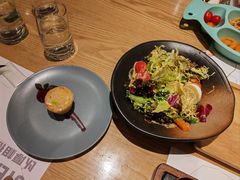 托斯卡尼蔬菜沙拉配酸奶芒果汁-原石牛扒·约会餐厅(龙城万科里店)