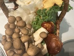 -洪氏嗨捞·广东猪肚鸡·椰子鸡火锅(西咸万象城店)