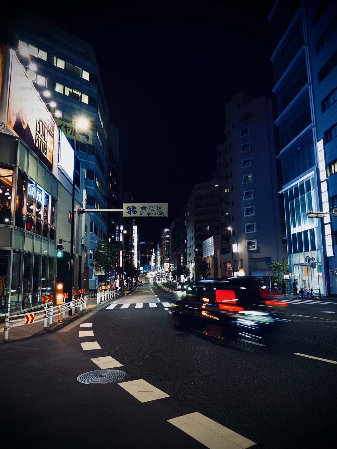 夜晚的繁华街头