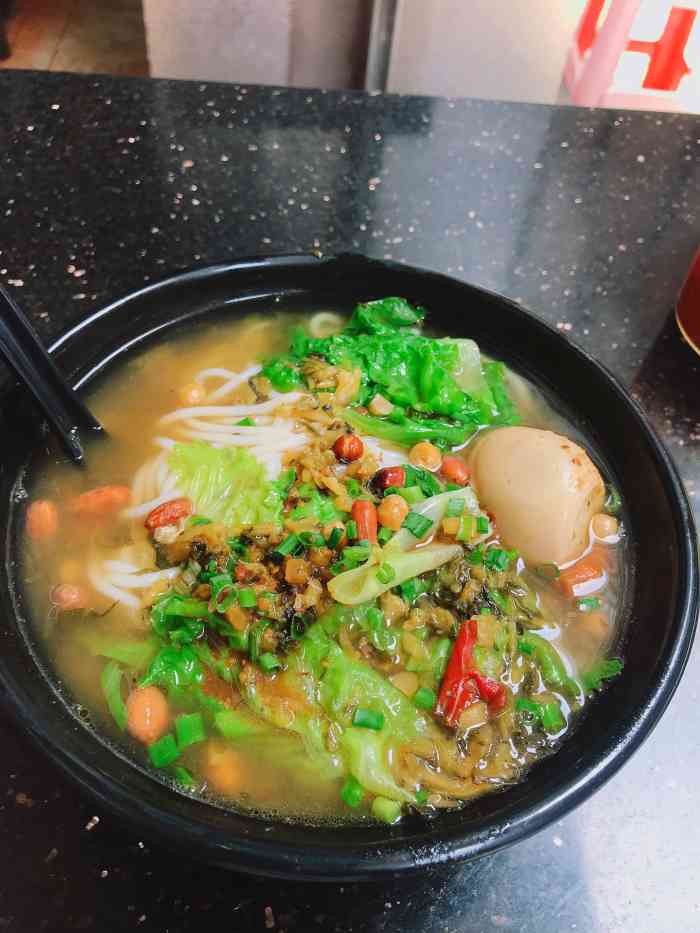 龙记桂林米粉(国贸七分店)-"好吃.很正宗的桂林米粉.爱它家的酸辣粉.