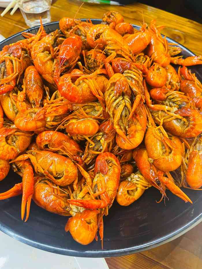 来彩电塔夜市一定要吃绵子龙虾加麻加辣那种夏天特惠一元一只吃起来