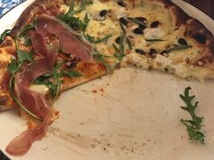 帕尔马火腿披萨与芝士披萨双拼-PIZZA BIANCA(民园店)