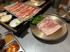 -围炉肉舍•炭烤活鳗•丹东海鲜烤肉(步行街店)