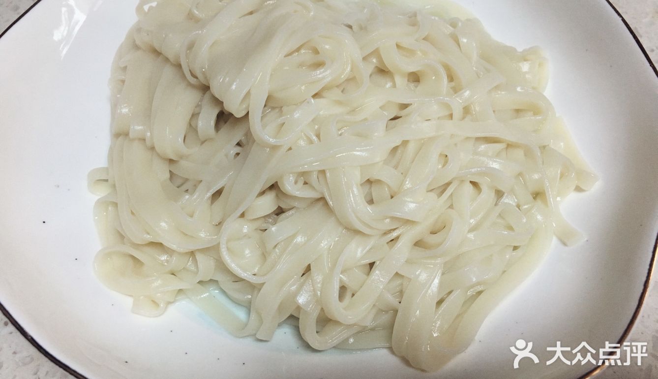 香喷喷的牛肉末葱油伴韭菜叶面