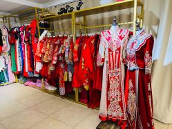 -月月婚纱礼服仓储店(王府井店)