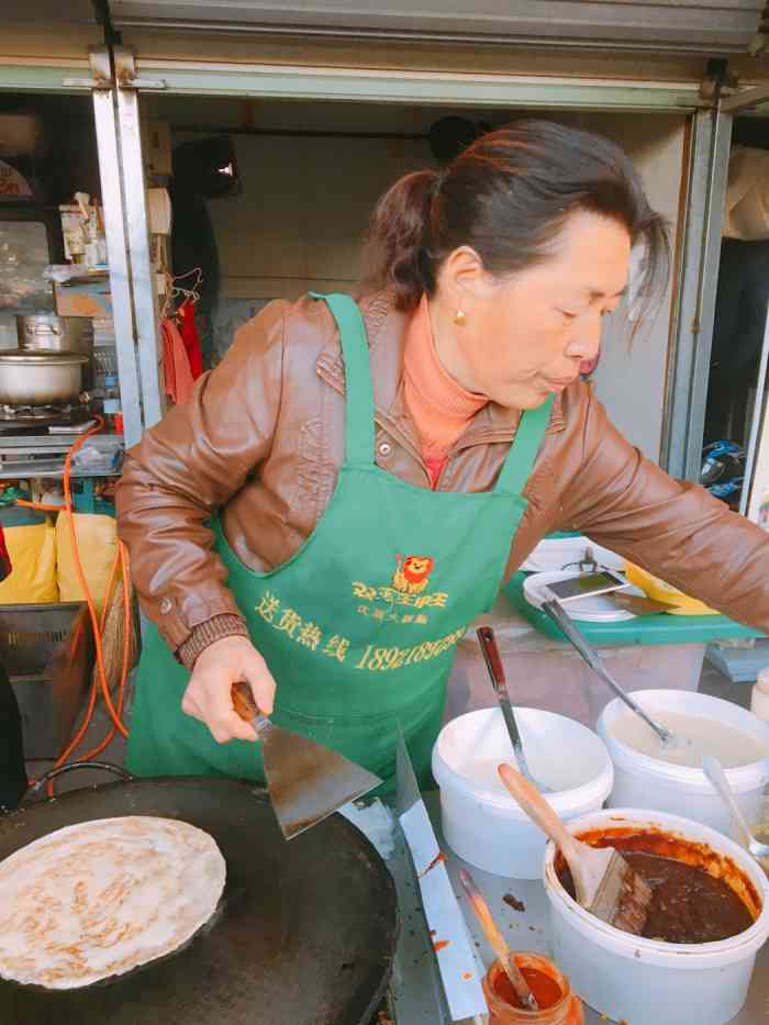 特别好的一个阿姨很多人喜欢吃他家的 手抓饼 蛋饼