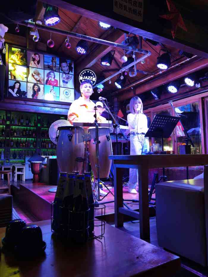 爵色酒吧-"彩云之南走一遭之丽江小酒馆嘴里跟小伙伴.