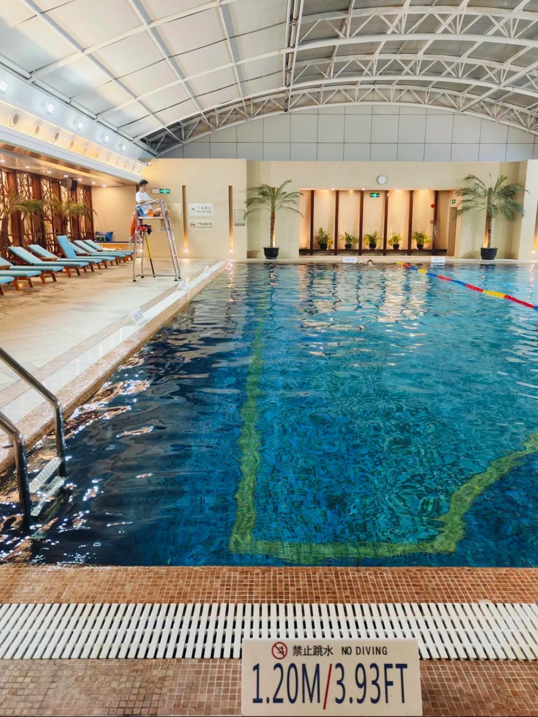 8米的深水区,游泳的人不多太舒服了!