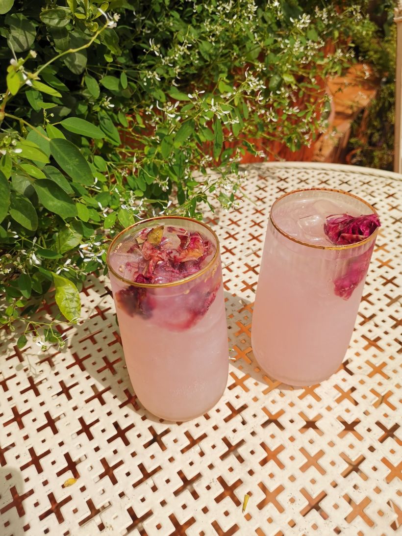 柠香玫瑰苏打]:这款饮品颜值担当,粉粉的少女心～玫瑰气泡水有冰块