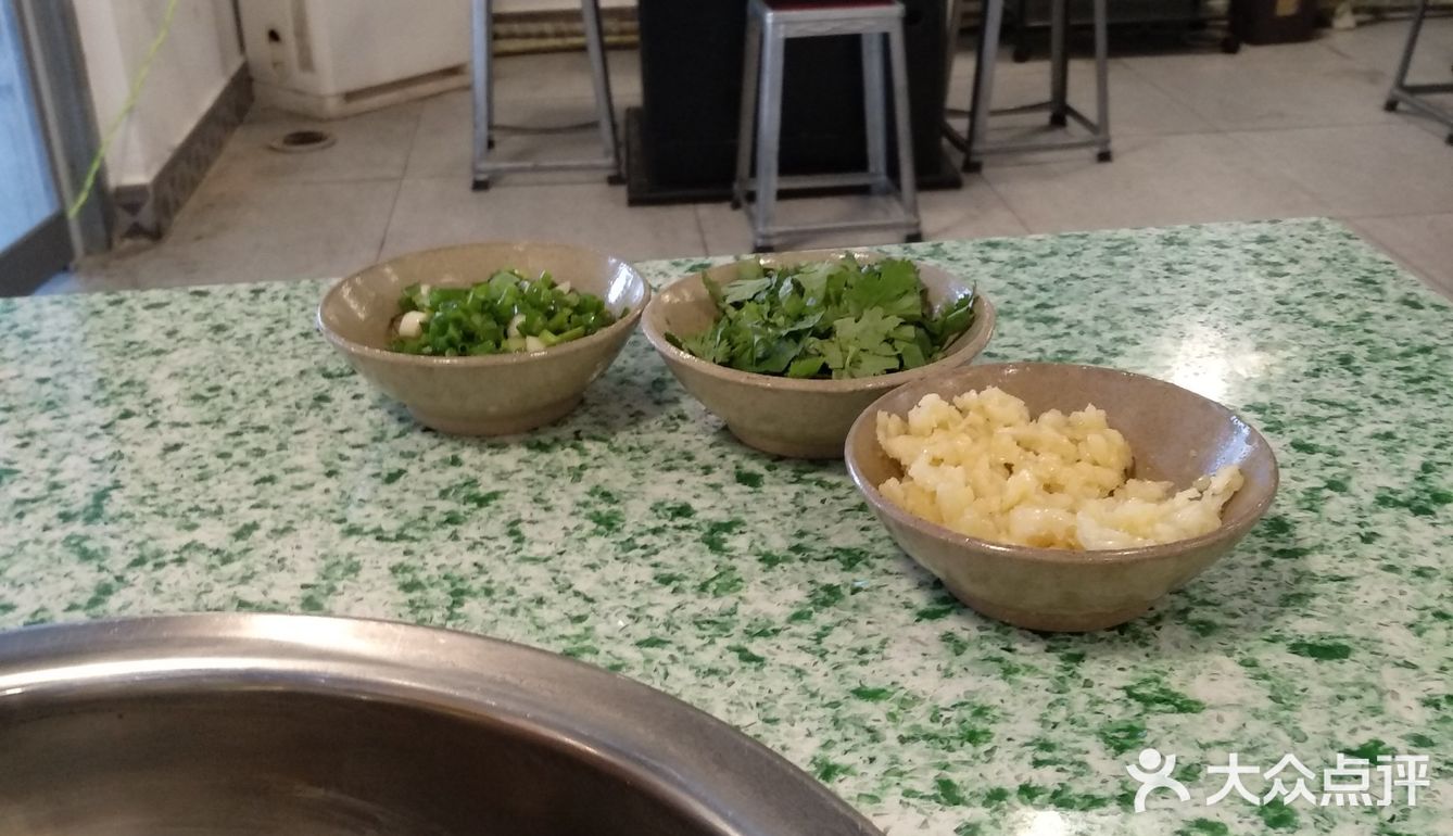 服务还是不错的，上来就送擦手巾，上菜也很快速