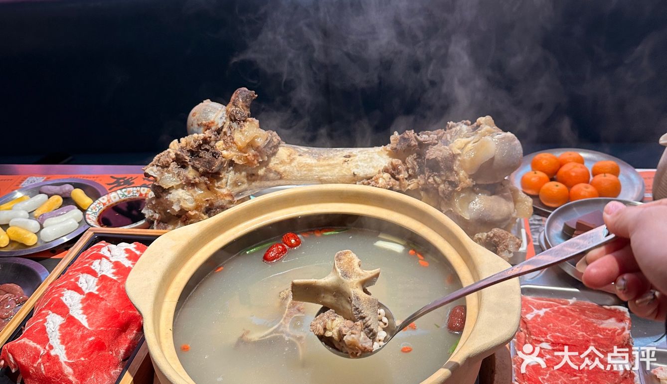 用牛骨几小时熬出来的高汤锅底好鲜美 牛大骨