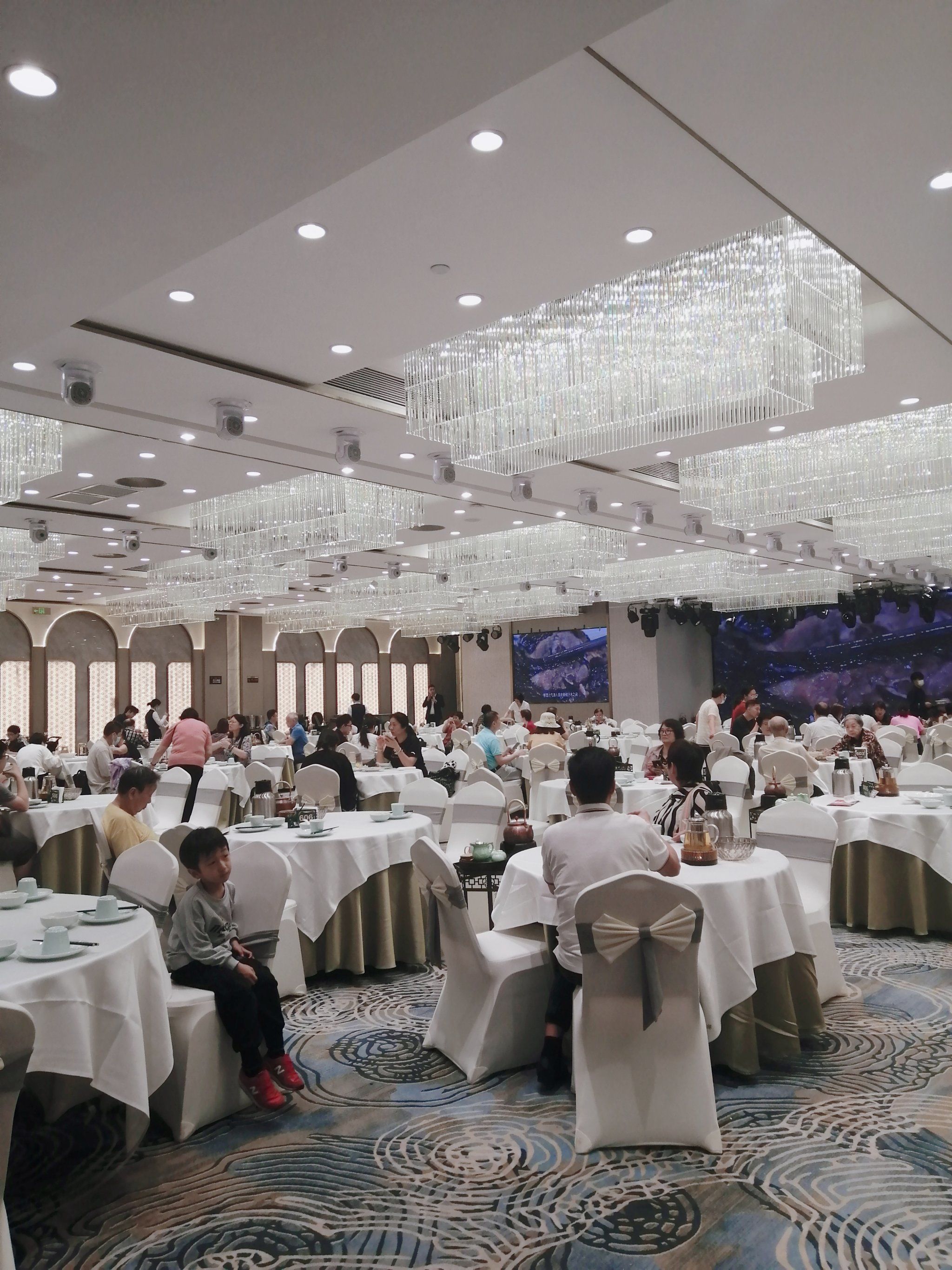 新店,在岗顶总统大酒店五楼