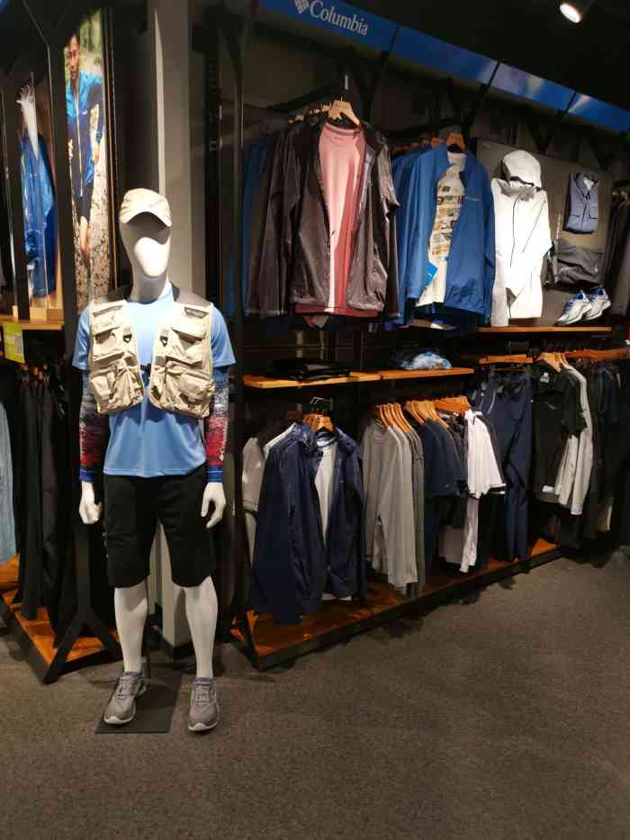 columbia(五环体育钟楼旗舰店)-"和朋友来五环购买冲锋衣,这家店在