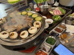 -围炉肉舍•炭烤活鳗•丹东海鲜烤肉(步行街店)